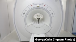 În România, un pacient poate aștepta și șase luni o progrmare pentru un RMN decontat de Casa de Asigurări.