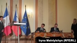 Еммануель Макрон (ліворуч) та Петр Фіала. Прага, 5 березня 2024 року