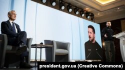 Președintele Ucrainei, Volodimir Zelenski (d) și secretarul general al NATO, Jens Stoltenberg, la Kiev, aprilie 2023