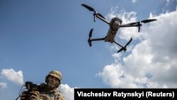 Дрон башкарган украин аскери. 2023-жыл. Украина.