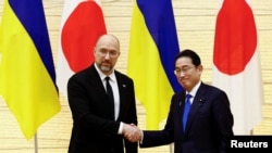 Прем’єр-міністр України Денис Шмигаль (ліворуч) тисне руку прем’єр-міністру Японії Фуміо Кісіді після їх спільного прес-брифінгу в Токіо, Японія, 19 лютого 2024 року. Архівне фото