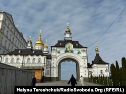 Вхід до новозбудованого храму