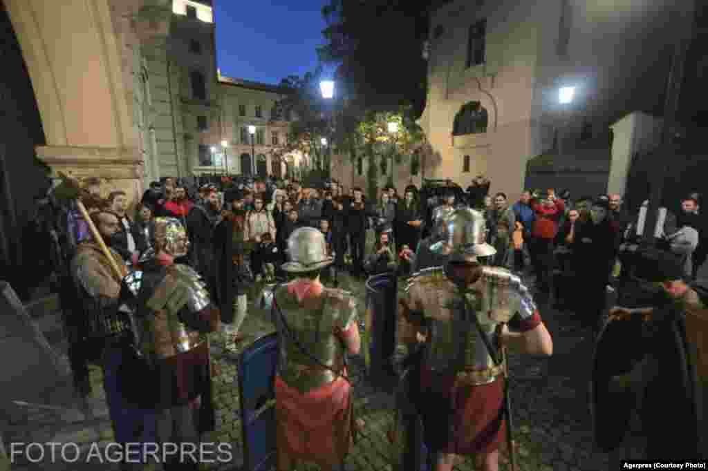 mai 2023 - în Noaptea Muzeelor, în spatele Muzeului Național de Istorie se puneau în scenă diverse momente istorice, la care participau zeci de vizitatori.&nbsp;