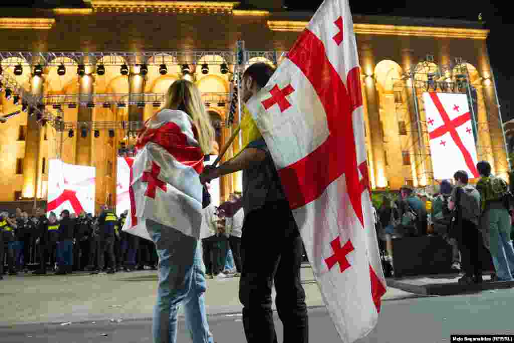 Protestele au fost o continuare a mai multor săptămâni de mitinguri conduse de partide de opoziție și grupuri de activiști împotriva avansării de către parlament a controversatului proiect de lege, care a fost adoptat în primă lectură pe 17 aprilie.&nbsp;