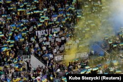 Сектор з вболівальниками збірної України на матчі з ісландцями. Вроцлав, Міській стадіон, 27 березня 2024 року