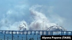 12-августтагы ракета чабуулдарынан кийин Крым көпүрөсүн түтүн чулгады.