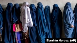  تصویر آرشیف: تعدادی از زنان نیازمند