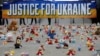 Детски играчки и надпис "Правосъдие за Украйна" са поставени пред европейските институции в Брюксел в деня на годишнината от началото на руската инвазия, 23 февруари 2023 г.