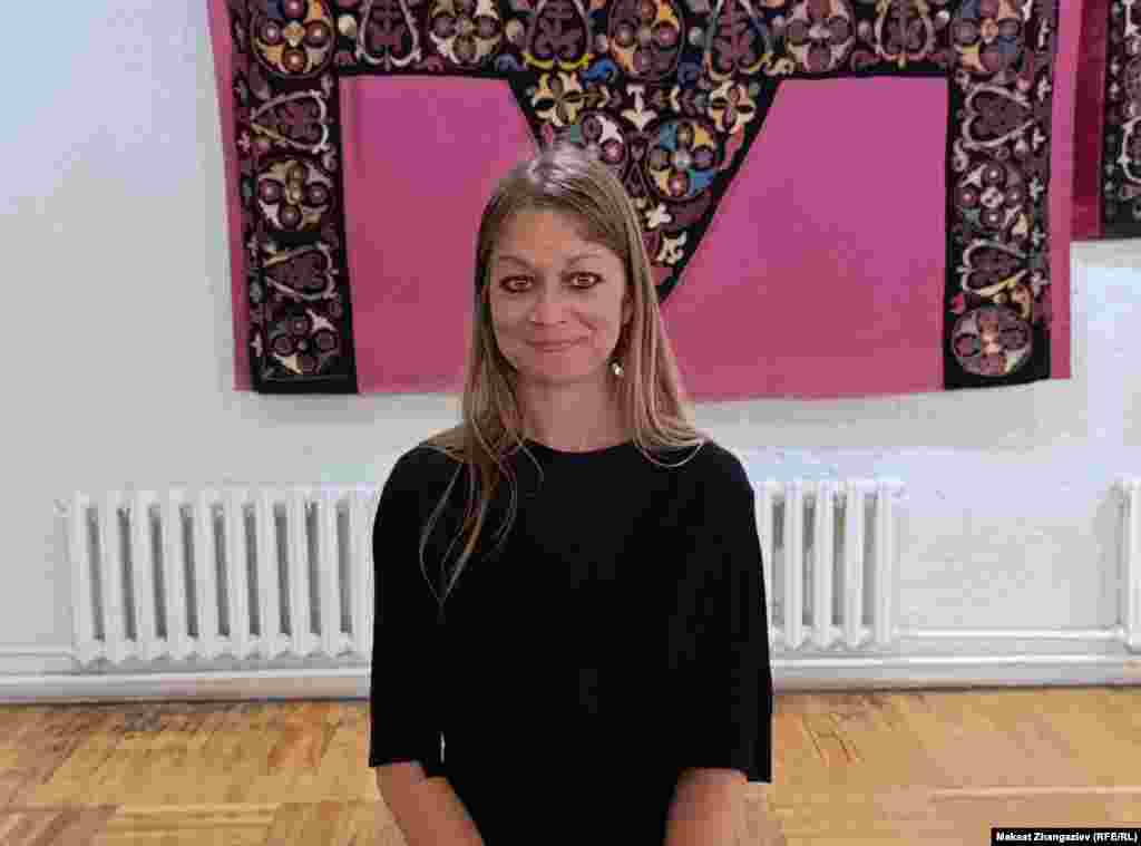 32 жаштагы Луиза Пильоне кесиби боюнча медайым. Ал өзү жана эмгектери тууралуу буларды айтты: &ldquo;Негизи сүрөт дүйнөсүнө кичинемден эле кызыкчумун. Бирок үй-бүлөлүк зомбулуктан кийин менде жаңы шык жаралды. Бул жердеги эмгектерим өзүмдүн башымдан өткөргөн кыйынчылыктарды айтуунун жолу болду.&nbsp;Анткени өзүм да биринчи жолдошум тарабынан эки жарым жылдай запкы көрүп, тозок деген эмне экенин билгем. Аялдар темасына кайрылуумдун себеби да ушул болду. Италияда өзүмдөй зордук-зомбулук көргөн аялдарды көп иликтедим. Италиялык гезиттерден дал мендей түрдүү запкы көргөн аялдардын турмушу тууралуу маалыматтарды чогултуп жүрчүмүн. Бул сүрөттөрдө дал ошол чыныгы тагдырлар камтылды.&nbsp;Учурда сүрөтчү катары арт-терапия менен алектенип, аялдарга моралдык жактан жардам берүү жаатында иш алып барам".