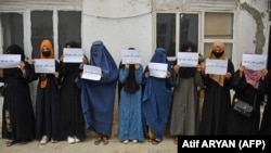 د افغانستان په مزار شريف ښار کې ښځې د تعليم په ګډون د خپلو حقونو لپاره احتجاج کوي ـ انځور له ارشيفه
