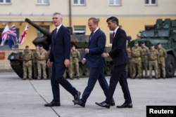 Uенеральний секретар НАТО Єнс Столтенберг, прем’єр-міністр Польщі Дональд Туск, прем’єр-міністр Великобританії Ріші Суна на базі Варшавської бронетанкової бригади. Польща, 23 квітня 2024 року