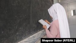 یکی از دختران دانش آموز هرات