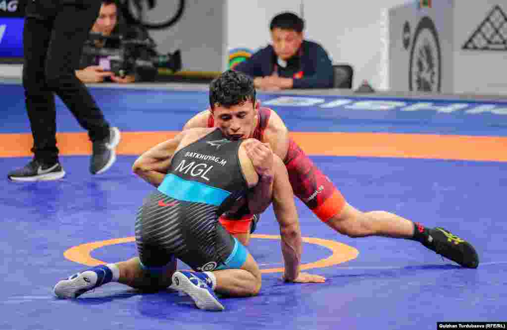 Эркин күрөшчү, 57 кг салмакта Бекзат Алмаз уулу лицензия үчүн күрөштө монголиялык Мункх Эрдене Батхуягды 3:3 эсеби менен утту.&nbsp;