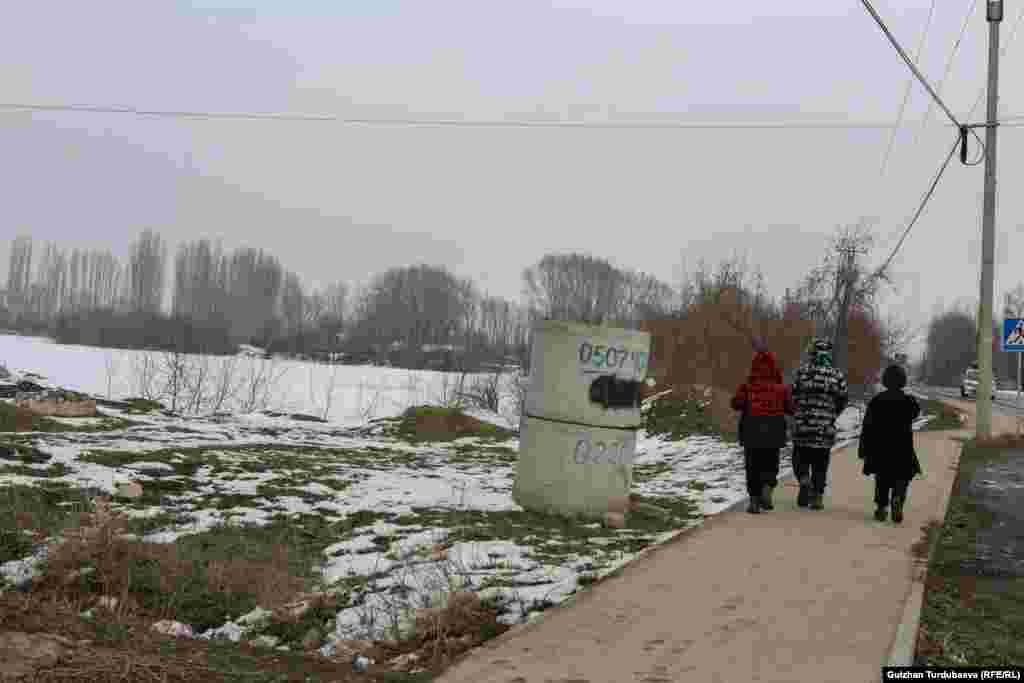 Көлмөнүн жанынан өтүп бара жаткан балдар. 2-мартта көлмөнүн үстүнөн муз тээп жаткан 9 жана 11 жаштагы эки бир тууган чарчап калды. Тургундар бул көлмөлөрдүн тегерегин тосууну талап кылууда.&nbsp; &nbsp;