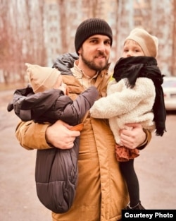 Сергій Гайдаржи разом зі своїми дітьми. Фото з особистого архіву родини