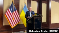 Сенатор США Ліндсі Ґрем під час брифінгу у Києві