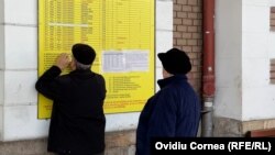 Pe panourile clasice de plecări/sosiri, trenurile Cluj-Oradea şi retur au fost acoperite cu bandă albă. Există totuşi un anunţ privind autocarele de înlocuire, pe două coli A4, afişate în partea de jos a tabelei.