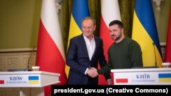 Канцелярія Дональда Туска (ліворуч) поширила його слова, за якими «ніщо так не будує взаємну повагу та дружбу, як самовіддана допомога в складні часи»