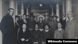 Тыванын биринчи расмий делегациясы Москвада: Танну-Тыва менен СССРдин ортосундагы достук жана кызматташтык келишимине кол коюшууда (1925-ж., июнь)