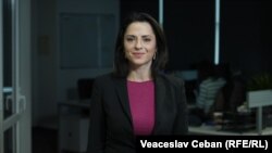 Ramona Strugariu, în biroul Europei Libere din Chișinău, decembrie 2023.