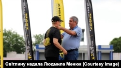 Людмилу Менюк під час нагородження медаллю на «Іграх Нескорених»