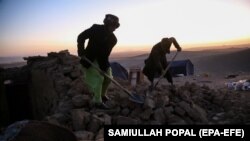 کار جستجو برای یافتن افراد ناپدید شده در زیر آوار٬ ادامه دارد 