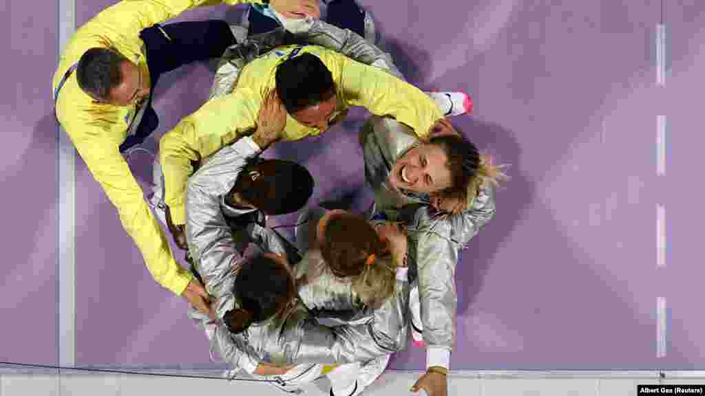 Українські шаблістки виграли золоті нагороди на Олімпійських іграх у Парижі. Для України це історичне&nbsp;&laquo;золото&raquo;, адже це перша медаль вищого ґатунку в цьому виді змагань з 2012 року. Тоді в індивідуальному розряді перемогу святкувала Яна Шемякіна. А в командному виступі Україна востаннє вигравала у 2008-му, до речі, завдяки 17-річній Харлан