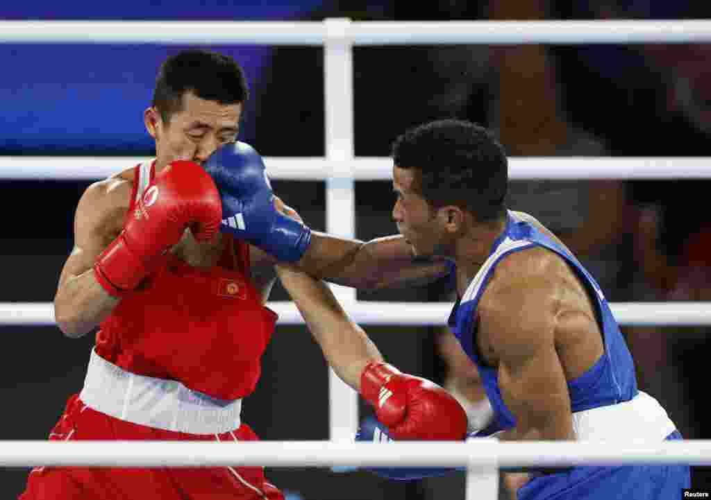 Мунарбек Сейитбек уулу былтыр бокс боюнча Дүйнө чемпионатынын коло медалын утуп, быйыл Испанияда өткөн Boxam эл аралык мелдешинин жеңүүчүсү болгон. Олимпиадага жолдомону акыркы Таиландда өткөн лицензиялык мелдеште алды. Журналисттер сүрөттөп жазгандай жолдомону "тиши менен эле сууруп алып", үч күндө алты беттеш өткөрүп, беш беттеште жеңишке жеткен.