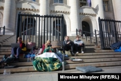 Габриела Банкова и няколко души, които я подкрепят в протеста ѝ пред Съдебната палата