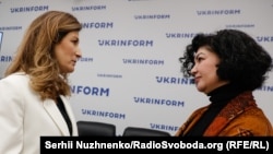 Еміне Джапарова (ліворуч), перша заступниця міністра закордонних справ України і Таміла Ташева, постійна представниця Президента України в АР Крим. Під час обговорення шляхів звільнення ув'язнених Росією кримських журналістів. Київ, 5 жовтня 2023 року