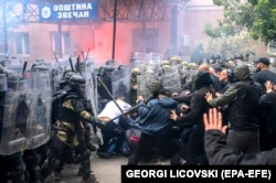 Mjere EU-a su uvedene kao posljedica tenzija na sjeveru naseljenom većinski Srbima, koje su kulminirale nasiljem između srpskih demonstranata i snaga sigurnosti, uključujući međunarodne trupe.