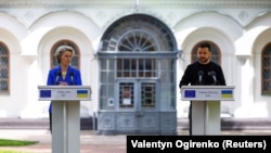 Президент України Володимир Зеленський (п) і голова Єврокомісії Урсула фон дер Ляєн, Київ, 9 травня 2023 року