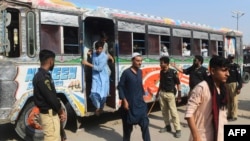 تعدادی از افغانهای که توسط پولیس بازداشت شٔده و از پاکستان اخراج میگردند