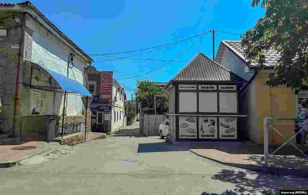 Туристичного пожвавлення за межами району міської набережної явно не спостерігається, Судак, Крим, початок серпня 2024 року