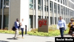 اداره همکاری بین‌المللی آلمان موسوم به GIZ اعلام کرده که تمامی کارمندان آلمانی خود را از افغانستان خارج خواهد کرد و از سال ۲۰۲۵ هیچ کارمند محلی را در افغانستان استخدام نخواهد کرد