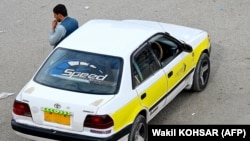 تصویر آرشیف از یک تکسی شهر در کابل٬ جنبهٔ تزئینی دارد 