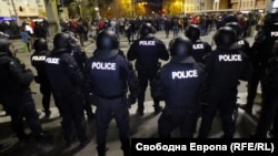 Кадър от протеста на футболните привърженици срещу БФС, прераснал по-късно в безредици в София, 16 ноември 2023 г.