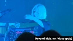 Лідерка гурту ONUKA на сцені у Празі, 8 травня 2024 року