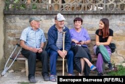 Виктория с част от жителите на село Лик.