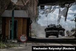 Пограничные бои на Сумщине между украинской и российской армией – сейчас одни из самых ожесточенных. На фото: украинские военнослужащие едут на военной технике от пункта пересечения границы с Россией в Сумской области, 13 августа 2024 года