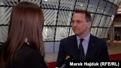 «Я не збираюся спекулювати. Але коли президент Путін погрожує іншим країнам, як він погрожував Україні перед вторгненням, боюся, що йому треба вірити. І тому треба готуватися», – резюмував Радослав Сікорський.