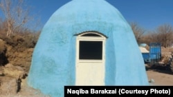 یکی از سرپناه های موقتی که برای زلزله زدگان در قریه کرنیل وردک‌ها یا سنجاب وردک‌ها ساخته شده است.