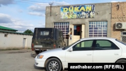 Illýustrasiýa suraty. Ahal welaýatynyň Bäherden etrabynda bir azyk dükany. Ýeňillikli azyk paýlarynyň gapdalyndan satyn alynmagy şert goşulýan zerurlygy bolmadyk harytlar alyjylar üçin artykmaç çykdajy bolýardy. 