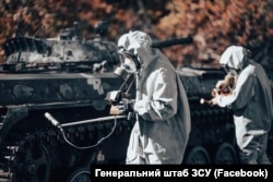 Підрозділ РХБЗ (радіаційного, хімічного, біологічного захисту) тренується виконувати завдання