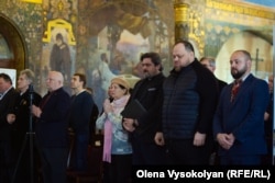 У молитві за жертв Голодомору взяли участь посадовці, дослідники на громадські діячі, зокрема третій президент України Віктор Ющенко, і голова Верховної Ради України Руслан Стефанчук. Київ, Лавра. 23 листопада 2023 року