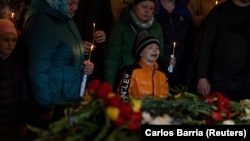 Хлопчик під час похорону сестри та брата, які загинули 26 квітня в місті Умані внаслідок ракетного удару армії РФ. Умань, Черкащина, 28 квітня 2023 року