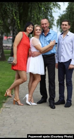 Зліва направо: Оксана Роменська, Яна Роменська, Володимир Роменський та Геннадій Хандельди. Фото з архівів родини