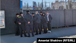 Сотрудники милиции на месте сбора участников автопробега. 3 декабря.