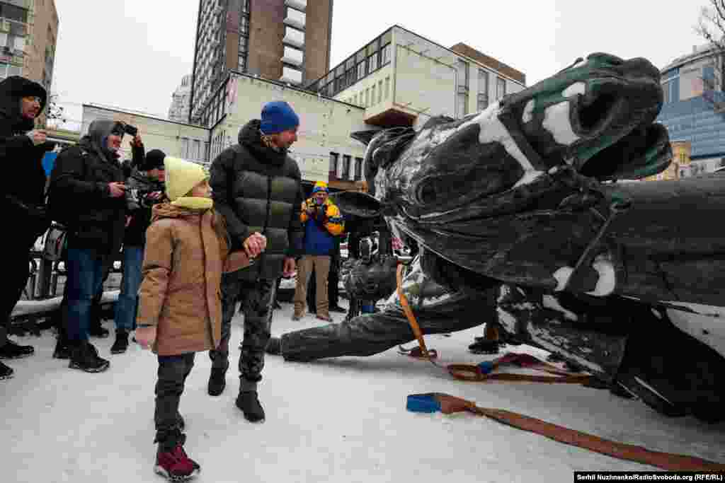 Батько показує дочці демонтований пам&#39;ятник&nbsp;