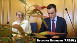 Васил Терзиев подписва клетвен лист, за да встъпи в длъжност като кмет на София.